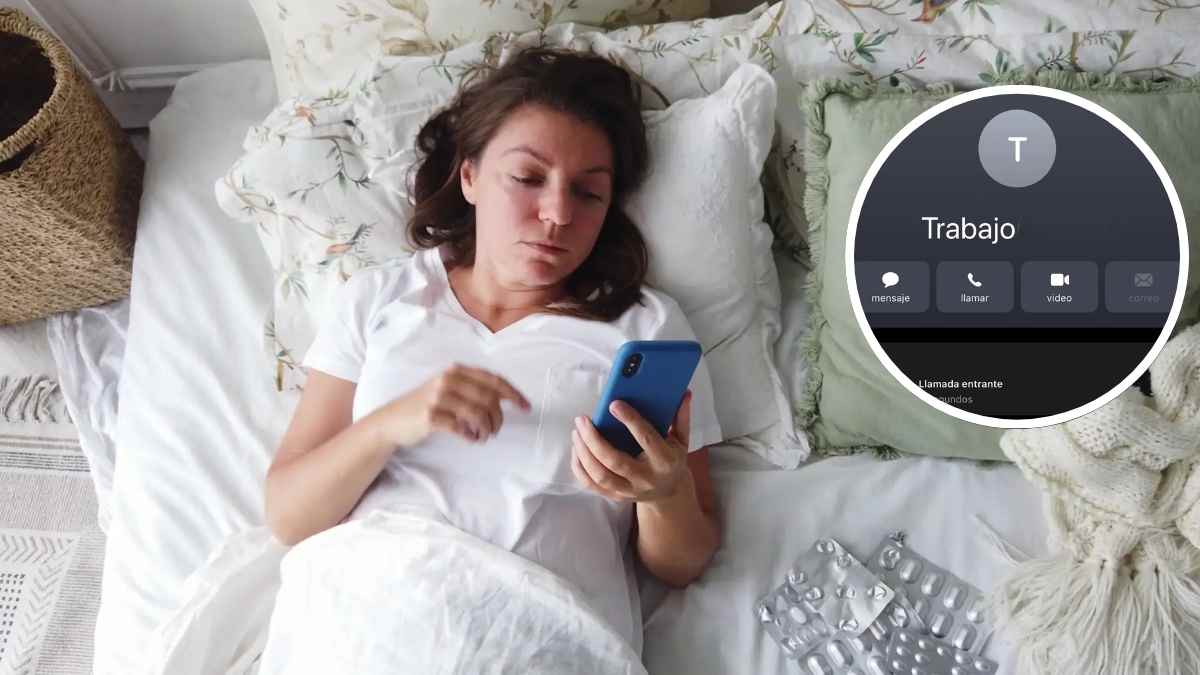 Trabajadora de baja por ansiedad acostada revisa el móvil mientras recibe llamada laboral, ejemplo de vulneración de la desconexión digital.