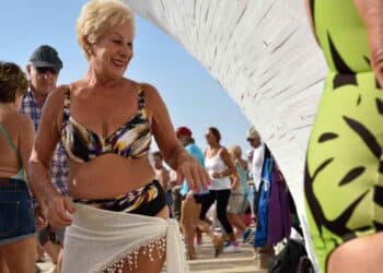 Personas mayores en la playa, disfrutando de una actividad, relacionadas con los viajes del Imserso para personas jubiladas.
