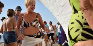 Personas mayores en la playa, disfrutando de una actividad, relacionadas con los viajes del Imserso para personas jubiladas.