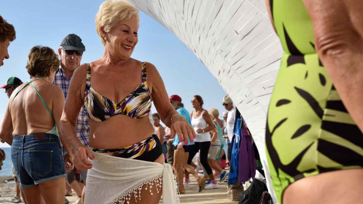 Personas mayores en la playa, disfrutando de una actividad, relacionadas con los viajes del Imserso para personas jubiladas.