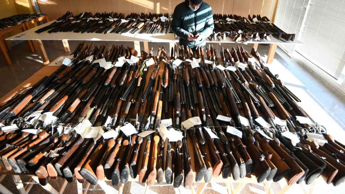 Gran cantidad de armas de fuego decomisadas por la Guardia Civil en una intervención