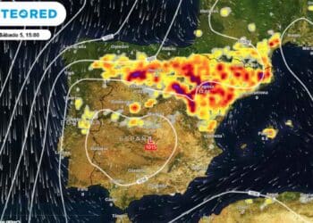 Mapa de Meteored del sábado 5 de julio a las 15:00 que muestra la vaguada con tormentas severas sobre el norte y noreste de España.