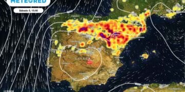 Mapa de Meteored del sábado 5 de julio a las 15:00 que muestra la vaguada con tormentas severas sobre el norte y noreste de España.