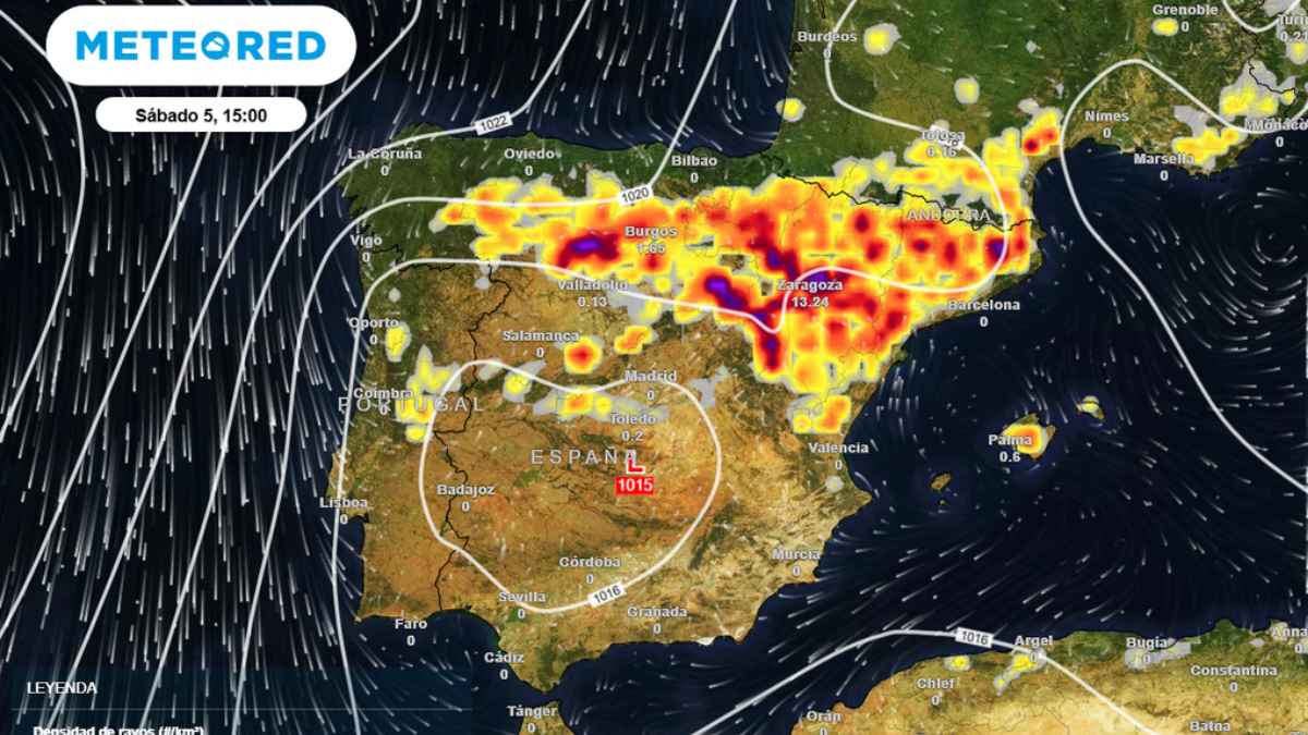 Mapa de Meteored del sábado 5 de julio a las 15:00 que muestra la vaguada con tormentas severas sobre el norte y noreste de España.