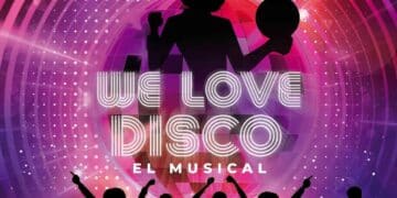 Cartel promocional del musical We love disco con siluetas bailando, bola de espejos y los himnos de los 70, 80 y 90 con descuento exclusivo.
