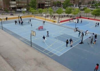 Alumnos jugando en patios abiertos de colegios públicos en Madrid.