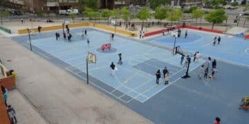 Alumnos jugando en patios abiertos de colegios públicos en Madrid.