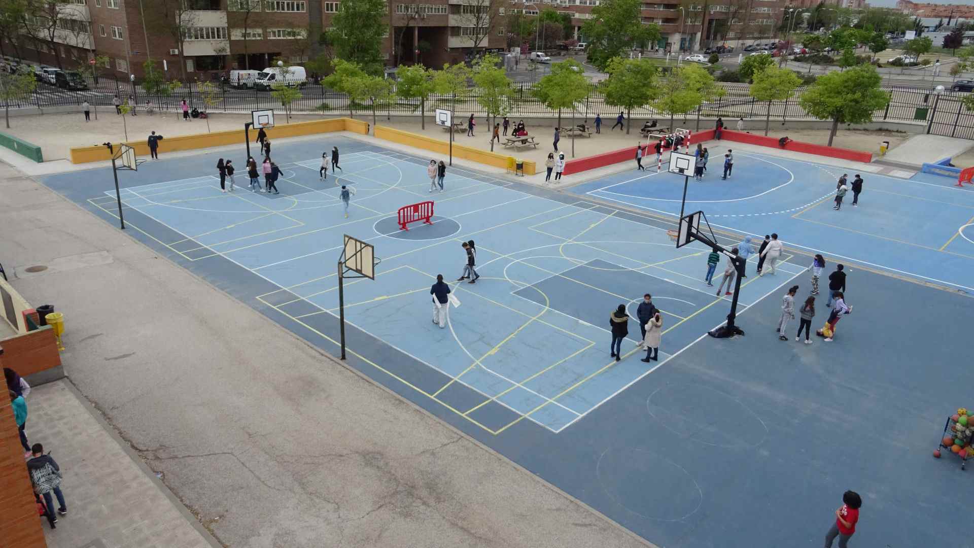 Alumnos jugando en patios abiertos de colegios públicos en Madrid.