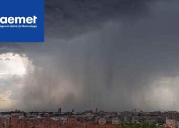 Tormenta con fuertes lluvias sobre la ciudad en España tras la alerta de la AEMET por granizo y final de la ola de calor.