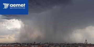 Tormenta con fuertes lluvias sobre la ciudad en España tras la alerta de la AEMET por granizo y final de la ola de calor.