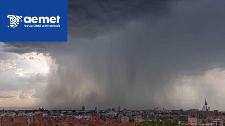 Tormenta con fuertes lluvias sobre la ciudad en España tras la alerta de la AEMET por granizo y final de la ola de calor.