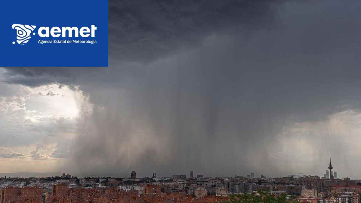 Tormenta con fuertes lluvias sobre la ciudad en España tras la alerta de la AEMET por granizo y final de la ola de calor.