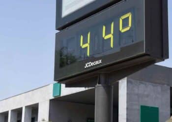 Termómetro en la calle marcando 44 grados durante la ola de calor en Madrid.