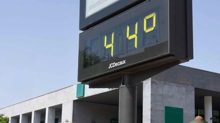 Termómetro en la calle marcando 44 grados durante la ola de calor en Madrid.
