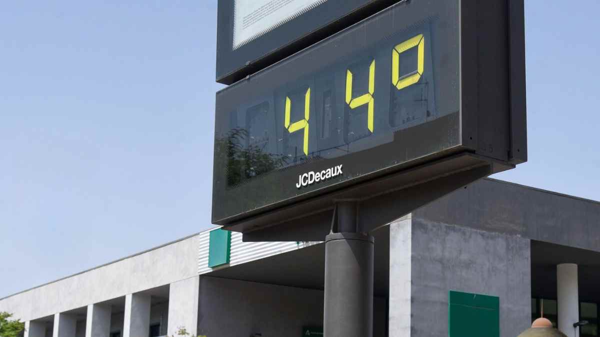 Termómetro en la calle marcando 44 grados durante la ola de calor en Madrid.