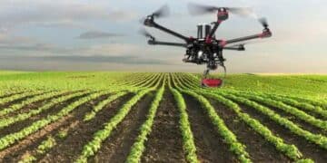 Dron agrícola sobrevolando cultivo en Madrid para vigilar cosechas y permitir el teletrabajo rural.