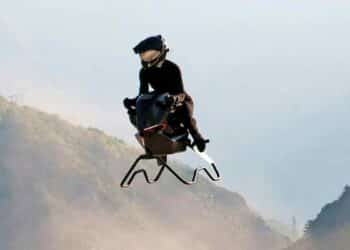 Airbike moto voladora alcanzando 200 km/h en prueba de vuelo.