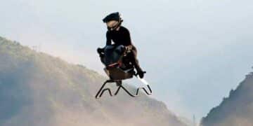 Airbike moto voladora alcanzando 200 km/h en prueba de vuelo.