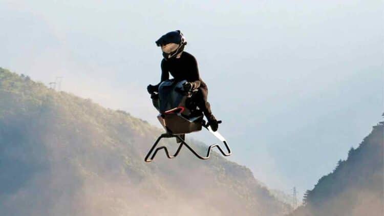 Airbike moto voladora alcanzando 200 km/h en prueba de vuelo.