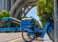 Autobús EMT y bicicletas Bicimad en Madrid durante las obras de septiembre.