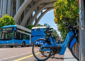 Autobús EMT y bicicletas Bicimad en Madrid durante las obras de septiembre.