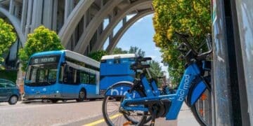 Autobús EMT y bicicletas Bicimad en Madrid durante las obras de septiembre.