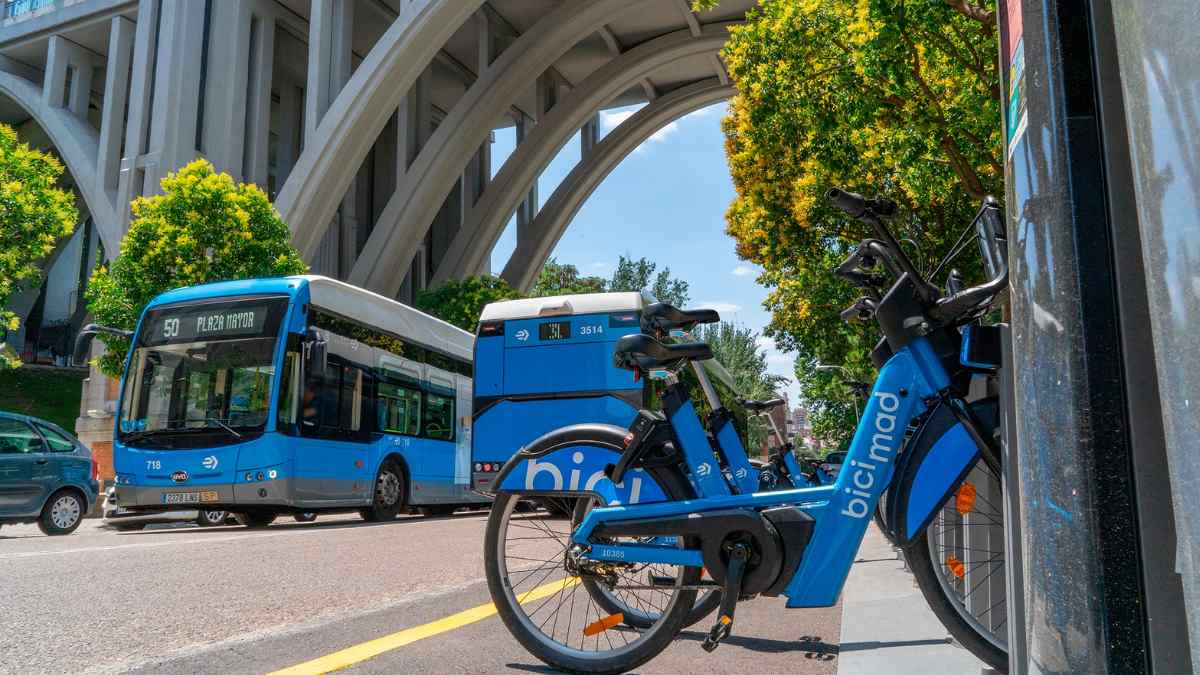 Autobús EMT y bicicletas Bicimad en Madrid durante las obras de septiembre.