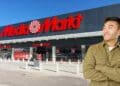 fachada de tienda mediamarkt y hombre asiatico sonriente tras compra por jdcom el amazon chino.