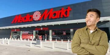 fachada de tienda mediamarkt y hombre asiatico sonriente tras compra por jdcom el amazon chino.