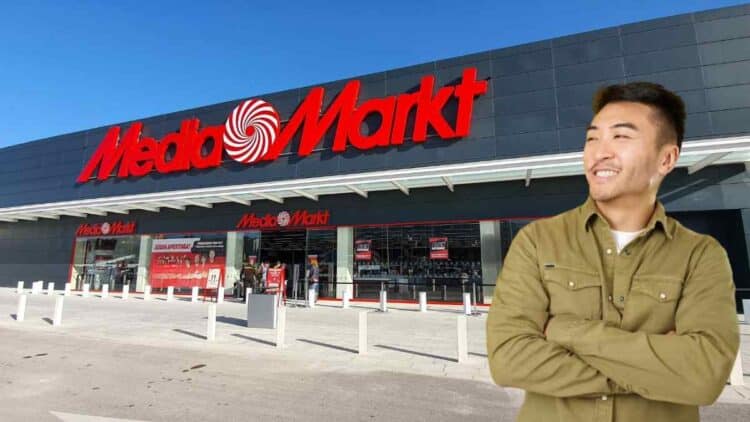 fachada de tienda mediamarkt y hombre asiatico sonriente tras compra por jdcom el amazon chino.