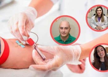 Extracción de sangre en brazo y médicos que aconsejan la frecuencia recomendada de analíticas.
