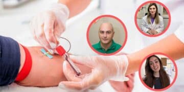 Extracción de sangre en brazo y médicos que aconsejan la frecuencia recomendada de analíticas.