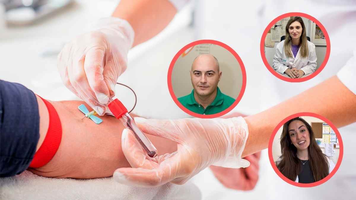 Extracción de sangre en brazo y médicos que aconsejan la frecuencia recomendada de analíticas.