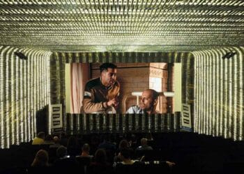 sala de cine en Madrid con público viendo una película en pantalla grande.