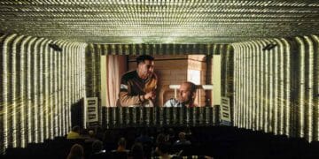 sala de cine en Madrid con público viendo una película en pantalla grande.