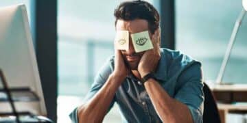 trabajador aburrido sin tareas frente al ordenador derecho ocupación efectiva.