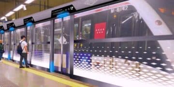 Metro de Madrid Línea 6 cerrado por obras con puertas de seguridad en andén.