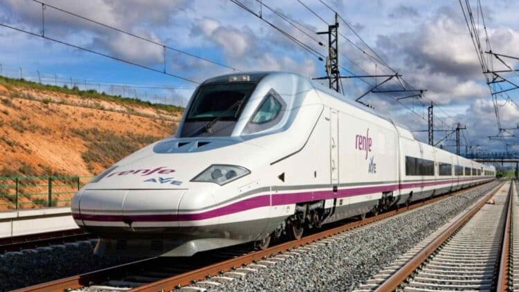 Tren AVE Madrid Galicia suspendido por incendios en Zamora y Ourense.