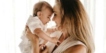 Madre con su bebé beneficiaria de ayudas de 12.000 euros en Madrid.