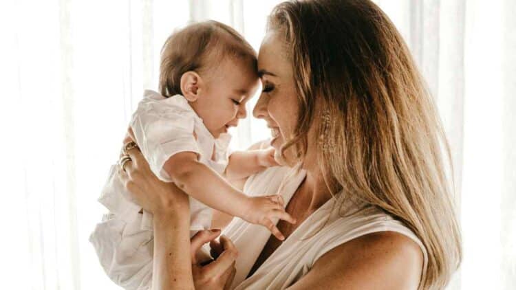 Madre con su bebé beneficiaria de ayudas de 12.000 euros en Madrid.