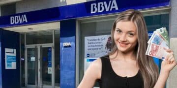 Mujer con dinero frente a sucursal BBVA por promoción de hasta 760 euros.