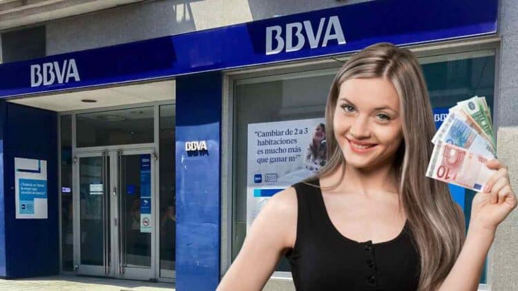 Mujer con dinero frente a sucursal BBVA por promoción de hasta 760 euros.