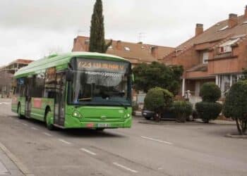 Autobús verde en Boadilla del Monte con nuevas conexiones a Moncloa desde 2027.