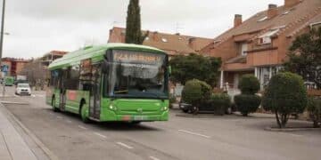 Autobús verde en Boadilla del Monte con nuevas conexiones a Moncloa desde 2027.