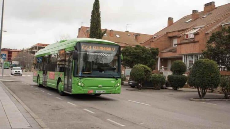 Autobús verde en Boadilla del Monte con nuevas conexiones a Moncloa desde 2027.