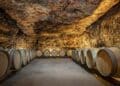 Bodega subterránea en Madrid con barricas de vino, enoturismo y catas de la Denominación de Origen Vinos de Madrid.
