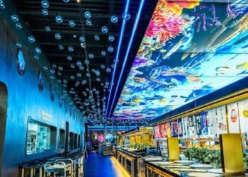 Buffet libre Pacífico en Alcorcón con decoración marina y más de 200 platos de marisco, sushi y parrilla.