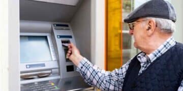 Pensionista retirando dinero en cajero para el cobro de pensión en agosto 2025.