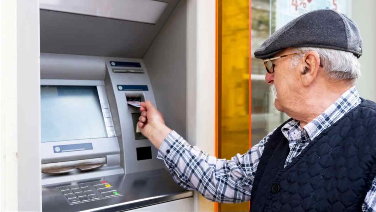 Pensionista retirando dinero en cajero para el cobro de pensión en agosto 2025.