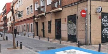 Calle Tenerife en Tetuán durante obras de peatonalización en Madrid.